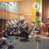 Der Ohrwurm (Teile der Clowngruppe) spielte zu den Abenden der Pfaffenmooser auf der Waldsiedlung.