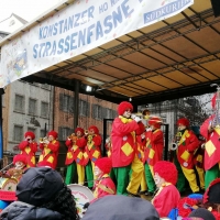 Schmutziger Donnerstag: Die Clowngruppe beim Auftritt auf der Bühne des Südkuriers auf der Marktstätte.