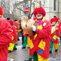 Umzug am Fasnachtssonntag: Darauf folgten die Musiker der Clowngruppe.