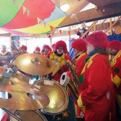 Schmutziger Donnerstag: Die Clowngruppe beim Spiel im Löwenzahn Kindergarten.