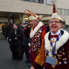 Schmutziger Donnerstag: Narrenbaumstellen vor dem Edeka.