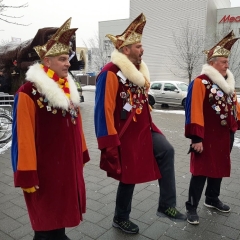 Schmutziger Donnerstag: Narrenbaumstellen vor dem Edeka.