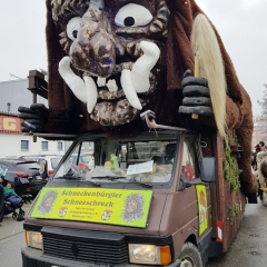 Schmutziger Donnerstag: Das Schneeschreck-Auto war auch vor Ort.