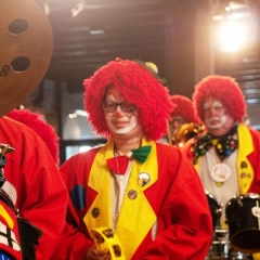 Internationaler Frühschoppen im Konzil: Die Clowngruppe beim Einmarsch.