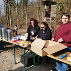 Narrenbaum holen in Hegne: Zur Verpflegung gab es wieder Fleischkäsbrötchen und Tee mit Rum.