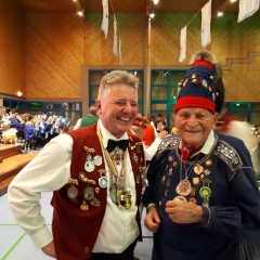 Der Schneckenbürgler Ehrenpräsident Paul Bischoff beglückwünschte Delev Görn zu seinem neuen Titel.