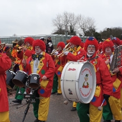 Reichenauer Jubiläumsumzug: Die Clowngruppe beim Umzug.