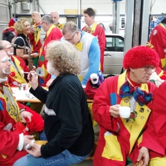 Schmutziger Donnerstag: Die Clowngruppe wurde geschminkt.