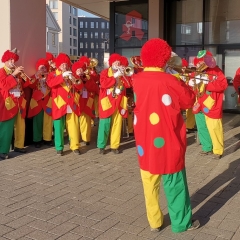 Schmutziger Donnerstag: Vor dem Edeka Baur spielte die Clowngruppe.