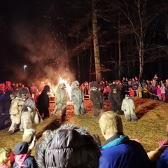 Schneeschreck-Erwachen: Der Schneeschreck führte seinen Tanz vor.