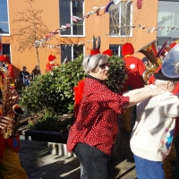 Rosenmontag Clowntag: Spielen im Innenhof.