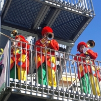 Rosenmontag Clowntag: Spielen im Innenhof.