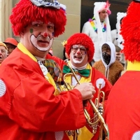 Sonntags-Umzug in der Stadt: Die Clowngruppe beim Umzug.