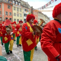 Sonntags-Umzug in der Stadt: Die Clowngruppe beim Umzug.