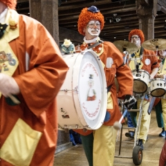 Frühschoppen im Konzil: Die Clowngruppe lief in den Saal.