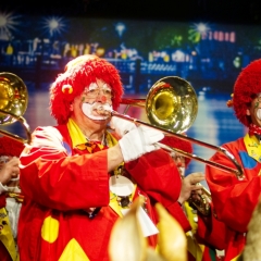 Frühschoppen im Konzil: Die Clowngruppe auf der Bühne
