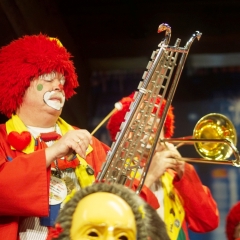 Frühschoppen im Konzil: Die Clowngruppe auf der Bühne.