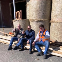 Narrenbaum stellen: Feierabendbier nach dem Versorgen der Schwalben am nächsten Morgen in Allensbach.