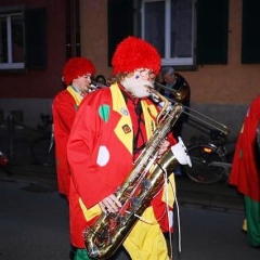 Narrenbaum stellen: Die Clowngruppe während dem Umzug.