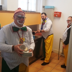 Rosenmontag Clowntag: Das Frühstückteam beim Abwasch.