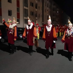 Schmutziger Donnerstag: Der Elferrat unterwegs beim Wecken.