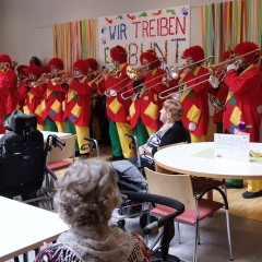 Schmutziger Donnerstag: Die Schneckenburg mit der Clowngruppe im Seniorenzentrum Paradies.