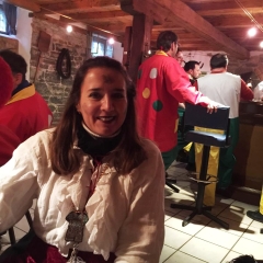 Sonntags-Umzug in der Stadt: Die Clowngruppe wartete einen Stock tiefer auf den Start des Umzuges.