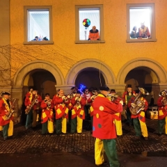 Verbrennung auf dem Stefansplatz: Die Clowngruppe spielte dazu.