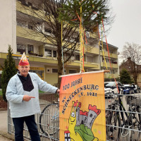 Schmutziger Donnerstag: Elferrat Heinz Auer stellte seinen privaten Narrenbaum .