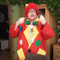 Clown Holger Walter besingt im Video, wie er sich das Kostüm anzieht.