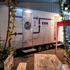 11.11. in der Walddorfschule: Der Toilettenwagen stand im Freien.