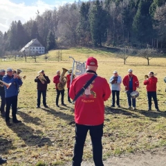 Narrenbaumholen in Hegne: Die Clowngruppe unter der Leitung von Gerd Zachenbacher spielt auf.