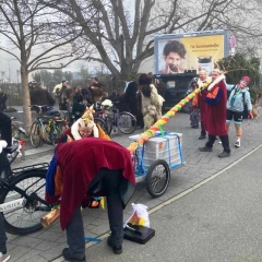 Schmutziger Donnerstag: Der Narrenbaum wird mit dem Fahrradkurier geliefert.