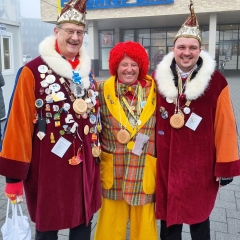 Schmutziger Donnerstag: Elferräte Rolf Reisacher und Manuel Spießer mit Ehrenelfer Deltlev Görn. (Mitte).