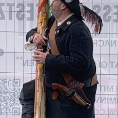 Schmutziger Donnerstag: Ehrenelferrat Axel Zunker liebkost den Baum.