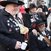 Schmutziger Donnerstag:  Der Räuber unterwegs in der Stadt.