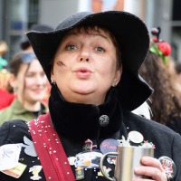 Schmutziger Donnerstag:  Der Räuber unterwegs in der Stadt.