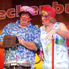 11.11. der Schneckenburg: Simon Zachenbacher und Axel Zunker suchten als Putzfrauen einen Mann.