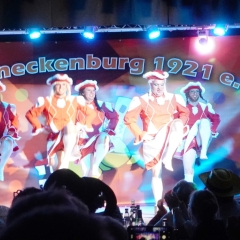 11.11. der Schneckenburg: Das Männerballett des Schneckenbürgler Schneeschrecks tanzten unter der Leitung von Lorena Hoch einen Gardetanz.