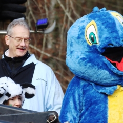 Narrenbaum holen Hegne:  Elferrat Rolf Reisacher mit dem Schneckenburg-Maskottchen.