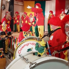 Quaker-Frühschoppen:  Die Clowngruppe auf der Bühne.