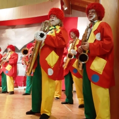 Quaker-Frühschoppen:  Die Clowngruppe auf der Bühne.