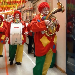 Quaker-Frühschoppen:  Die Clowngruppe auf der Bühne.
