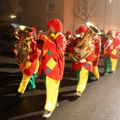 Schmutziger Donnerstag: Clowngruppe beim Wecken.