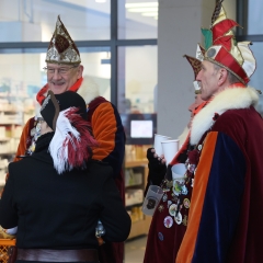 Schmutziger Donnerstag: Narrenbaum stellen vor dem Edeka.