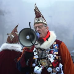 Schmutziger Donnerstag: Narrenbaum stellen vor dem Edeka.