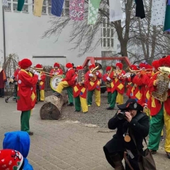 Schmutziger Donnerstag: Besuch im Bruder-Klaus-Kindergarten.