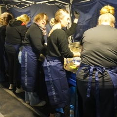 Bunter Abend der Schneckenburg. Im Küchenzelt wurden die Mahlzeiten vorbereitet.