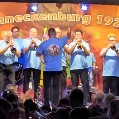 Bunter Abend der Schneckenburg. Die Clowngruppe unter der Leitung von Tony Sferragatta eröffnete den Abend.