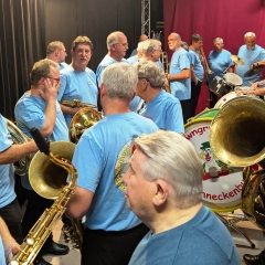 Bunter Abend der Schneckenburg. Die Clowngruppe machte sich Hinter der Bühne fertig.